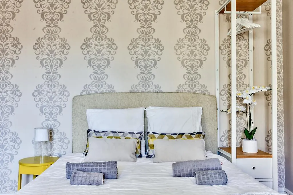 Lovely Nest Eiffel Tower Bottom Apartment *