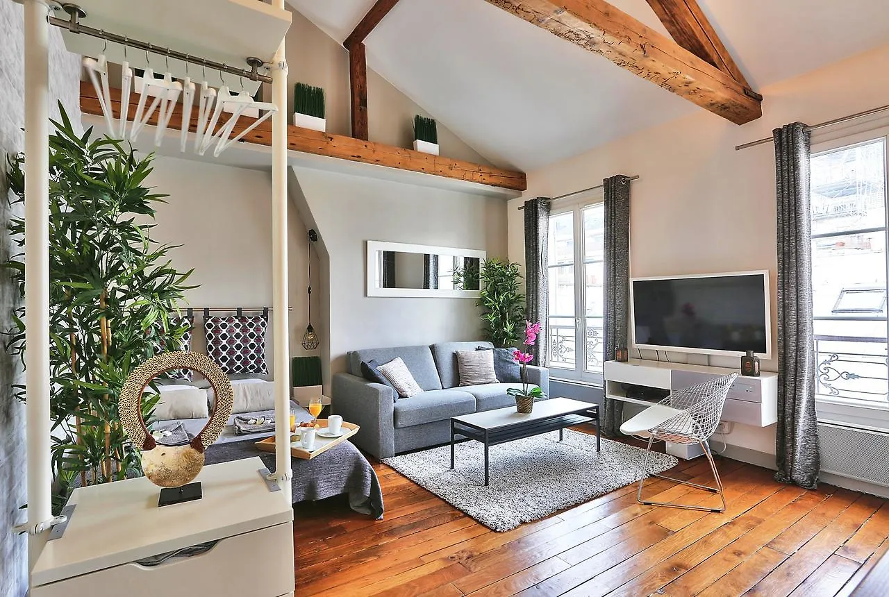 Lovely Nest Eiffel Tower Bottom *